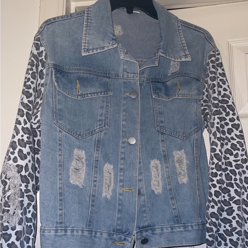 XS Jean jacket with cheetah sleeves!